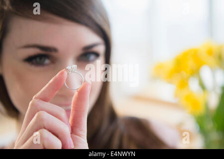 Junge Frau zeigt Verlobungsring Stockfoto