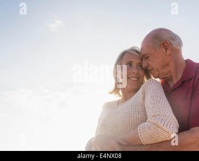 Senior Paar umarmen Stockfoto