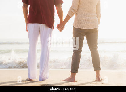 USA, Florida, Jupiter, Rückansicht des älteres paar Hand in Hand Stockfoto