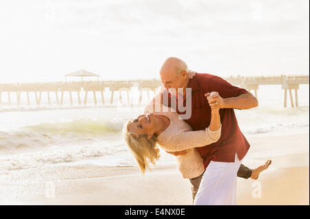 USA, Florida, Jupiter, älteres paar tanzen am Strand Stockfoto