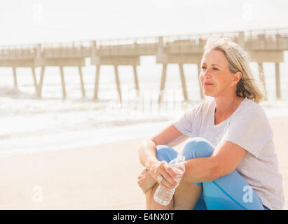 USA, Florida, Jupiter, Senior Frau am Strand Stockfoto