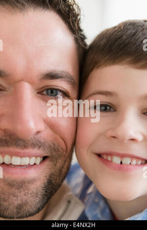 Nahaufnahme der glückliche Vater und Sohn (8-9) Stockfoto