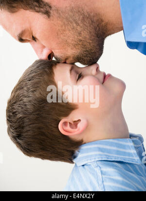 Vater Sohn küssen (8-9) Stockfoto