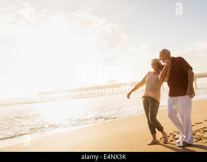 USA, Florida, Jupiter, älteres paar zu Fuß am Strand Stockfoto
