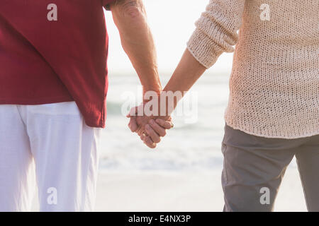 Rückansicht des älteres paar Hand in Hand Stockfoto