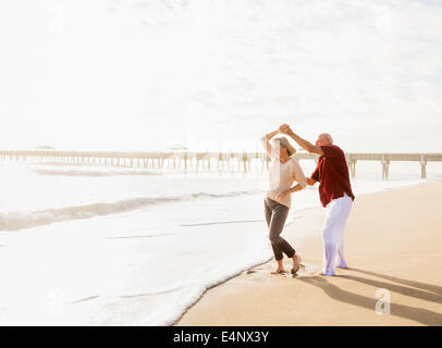 USA, Florida, Jupiter, älteres paar tanzen am Strand Stockfoto