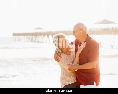 USA, Florida, Jupiter, älteres paar umarmt am Strand Stockfoto