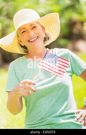 Porträt der Frau, die amerikanische Flagge Stockfoto