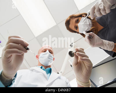 Lowe Winkel Ansicht von Zahnarzt und Assistenz Stockfoto