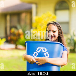 Porträt von Mädchen (8-9) halten Papierkorb Stockfoto