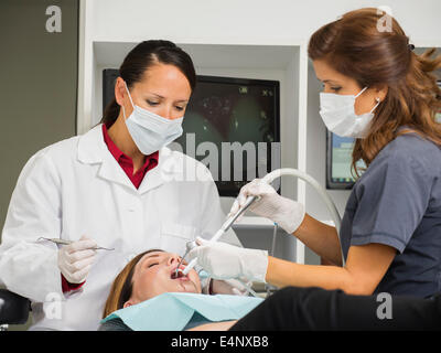 Zahnarzt-Betrieb auf Patienten Stockfoto