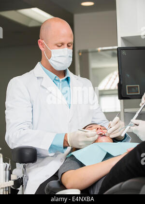 Zahnarzt-Betrieb auf Patienten Stockfoto
