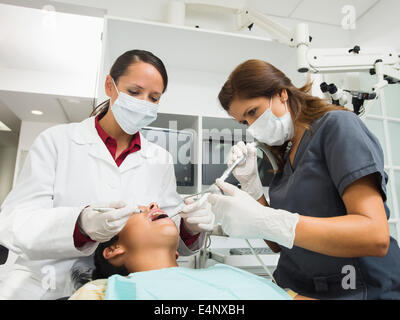 Zahnarzt-Betrieb auf Patienten (10-11) Stockfoto