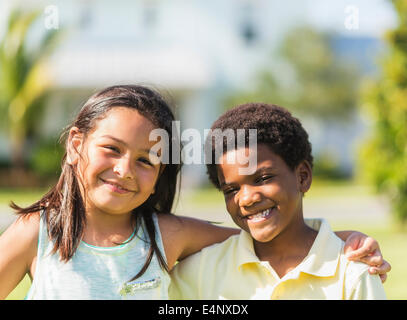 Porträt von Mädchen (8-9) und junge (6-7), Jupiter, Florida, USA Stockfoto