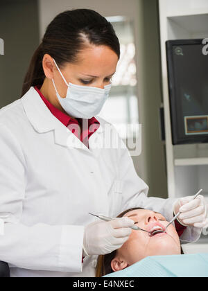 Zahnarzt-Betrieb auf Patienten Stockfoto