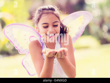 Mädchen (8-9) Holding Fairy Staub in Händen Stockfoto