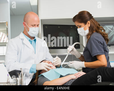 Zahnarzt-Betrieb auf Patienten Stockfoto