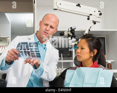Zahnarzt Holding Patient x-ray Stockfoto