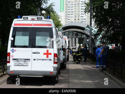 Moskau, Russland. 15. Juli 2014. Ein Krankenwagen Parkanlagen außerhalb der Slavyanski Bulvar u-Bahn-Station in Moskau, die Hauptstadt von Russland, am 15. Juli 2014. Mindestens 16 Menschen tot nach einer u-Bahn Zug entgleiste in Moskau während der morgendlichen Rushhour am Dienstag bestätigt worden, sagte russische Notfall Situationen Minister Vladimir Puchkov. Bildnachweis: Jia Yuchen/Xinhua/Alamy Live-Nachrichten Stockfoto