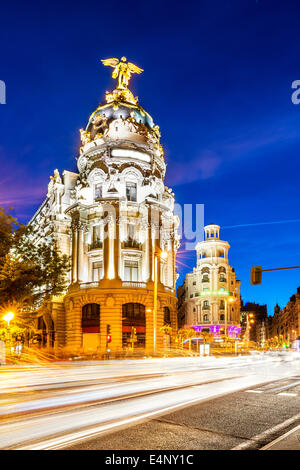 Strahlen der Ampel auf der Gran via Straße, der wichtigsten Einkaufsstraße in Madrid bei Nacht. Spanien, Europa. Stockfoto