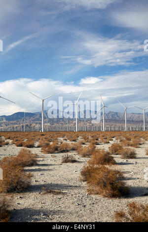 USA, California, Palm Springs, Landschaft mit Windrädern Stockfoto