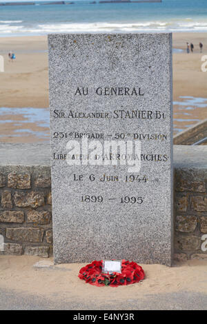 Denkmal-Kranz gelegt in Erinnerung und Stein Plaque Strand von Arromanches, Normandie, Frankreich Stockfoto