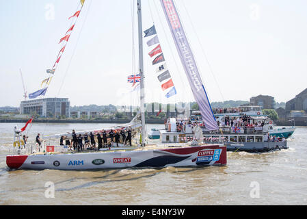 London, UK, 07.12.2014: weltweit längsten und härtesten Ozean Ausdauer Herausforderung endet in London mit einer Parade von Segeln. 270 internationale, Amateur-Mannschaft zurück auf zwölf 70ft Yachten in einer Parade des Segels, Themse, Tower Bridge. Mannschaften nach London nach zehneinhalb Monaten Segeln die Ozeane der Welt größte, am weitesten entfernten Bedingungen auf sechs Kontinenten in einem der härtesten Ausdauer Herausforderungen auf dem Planeten. Familie, Freunde und Zuschauer säumten die Themse um zu sehen, die Flotte nach Hause.  Dies ist das erste Mal London beherbergte sowohl den Beginn und das Ende einer globalen Regatta... Bild von Julie Edwards Stockfoto