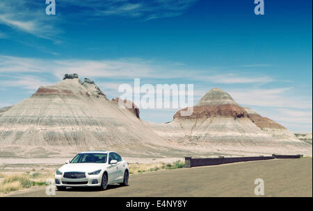 Infiniti Q50 in den versteinerten Wald Nationalpark Arizona USA. Das Tipi-Rock-formation Stockfoto