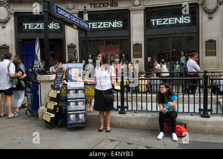 Wach und was tut die Bibel wirklich Lehren Jehovas Zeugen Literatur wird in Oxford Street London HOMER SYKES ausgehändigt Stockfoto