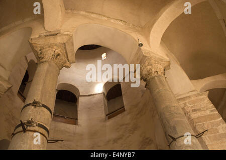 Europa, Kroatien, Zadar, Kirche St. Donatus (9. Jahrhundert), Interieur mit römischen Säulen als Teil der Struktur Stockfoto