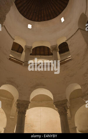 Europa, Kroatien, Zadar, Kirche St. Donatus (9. Jahrhundert), Interieur mit römischen Säulen als Teil der Struktur Stockfoto