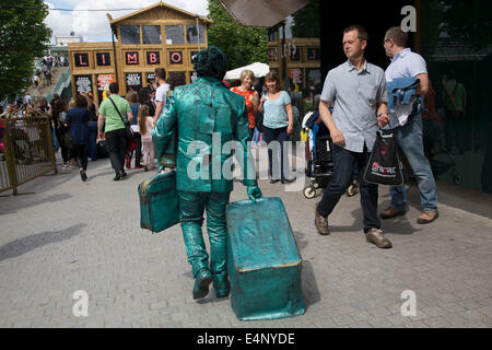 Lebende Statue Künstler Straßenkünstler geht weg für eine Pause auf der South Bank, London, UK. Stockfoto