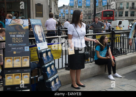 Wach und was tut die Bibel wirklich Lehren Jehovas Zeugen Literatur wird in Oxford Street London HOMER SYKES ausgehändigt Stockfoto