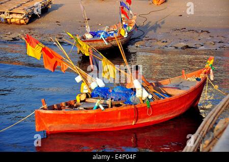 BANG SAEN, THAILAND: Tbai Fischer in seinem kleinen Skiff arbeiten neben dem Bang Saen Sapan Pla Fishing Pier festgemacht * Stockfoto