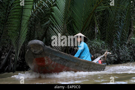 Traditionelle Boote transportieren Fracht auf den Mekong-Fluss und Kanälen in der Nähe von Ben Tre. Stockfoto