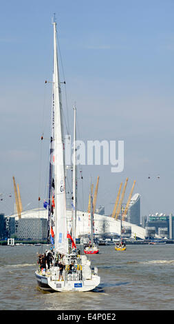 London, UK, 07.12.2014: weltweit längsten und härtesten Ozean Ausdauer Herausforderung endet in London mit einer Parade von Segeln. Die Flotte Köpfe in Richtung Canary Wharf und die Kuppel. Bild von Julie Edwards Stockfoto