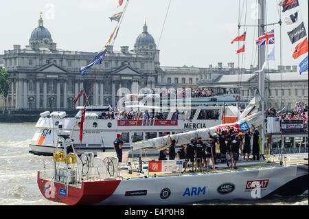 London, UK, 07.12.2014: weltweit längsten und härtesten Ozean Ausdauer Herausforderung endet in London mit einer Parade von Segeln. 270 internationale, Amateur-Mannschaft zurück auf zwölf 70ft Yachten in einer Parade des Segels, Themse, Tower Bridge. Mannschaften nach London nach zehneinhalb Monaten Segeln die Ozeane der Welt größte, am weitesten entfernten Bedingungen auf sechs Kontinenten in einem der härtesten Ausdauer Herausforderungen auf dem Planeten. Familie, Freunde und Zuschauer säumten die Themse um zu sehen, die Flotte nach Hause.  Dies ist das erste Mal London beherbergte sowohl den Beginn und das Ende einer globalen Regatta... Bild von Julie Edwards Stockfoto