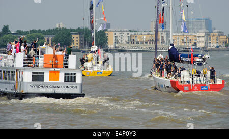 London, UK, 07.12.2014: weltweit längsten und härtesten Ozean Ausdauer Herausforderung endet in London mit einer Parade von Segeln. 270 internationale, Amateur-Mannschaft zurück auf zwölf 70ft Yachten in einer Parade des Segels, Themse, Tower Bridge. Mannschaften nach London nach zehneinhalb Monaten Segeln die Ozeane der Welt größte, am weitesten entfernten Bedingungen auf sechs Kontinenten in einem der härtesten Ausdauer Herausforderungen auf dem Planeten. Familie, Freunde und Zuschauer säumten die Themse um zu sehen, die Flotte nach Hause.  Dies ist das erste Mal London beherbergte sowohl den Beginn und das Ende einer globalen Regatta... Bild von Julie Edwards Stockfoto