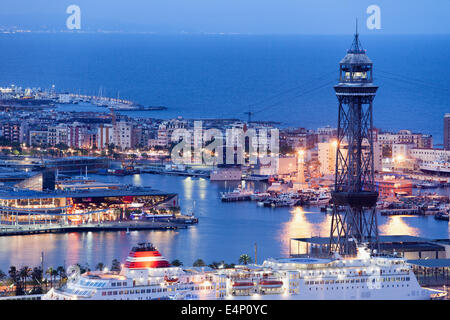 Port Vell in der Innenstadt von Barcelona von oben in der Nacht in Katalonien, Spanien. Stockfoto