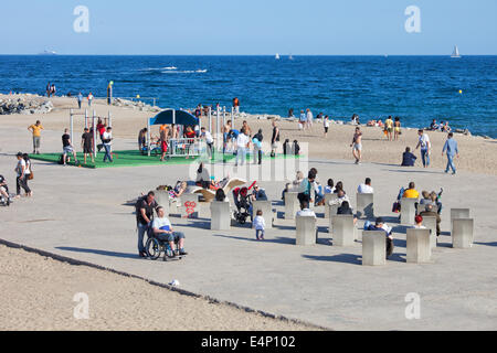 Barceloneta Promenade mit Trainingsgeräten, konkrete Stühle und Strand in Barcelona, Katalonien, Spanien. Stockfoto