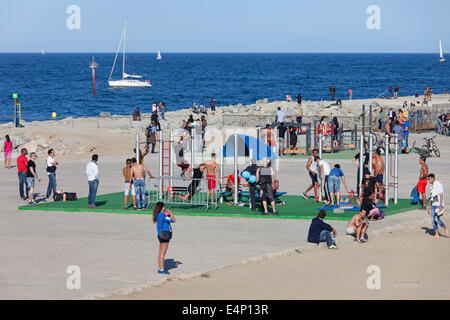 Menschen arbeiten auf Barceloneta promenade, Outdoor-Fitness-Studio mit Fitnessgeräten für Training in Barcelona, Katalonien, Spanien. Stockfoto