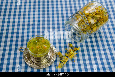 Bio heilende ländlichen Ringelblume Teetasse und Glas Glas mit getrockneten Blumen auf dem Tisch Stockfoto