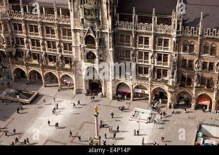 Jungfrau Maria auf die Mariensäule und das neue Rathaus auf dem zentralen Quadrat Marienplatz in München, Bayern, Deutschland Stockfoto