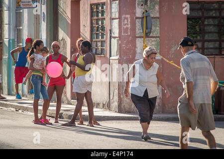 Frauen stehen und die Menschen gehen auf der Straße, Havanna, Kuba Stockfoto