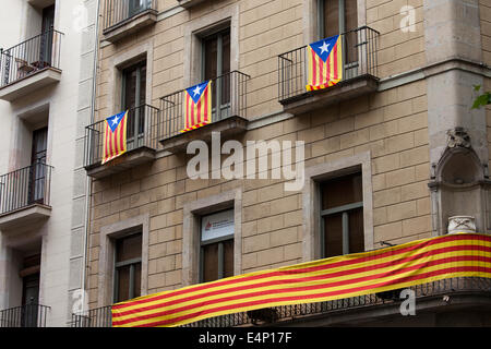 Flagge von Katalonien genannt Estelada, katalanische Flaggen auf ein Gebäude Balkone in Barcelona, Katalonien, Spanien. Stockfoto