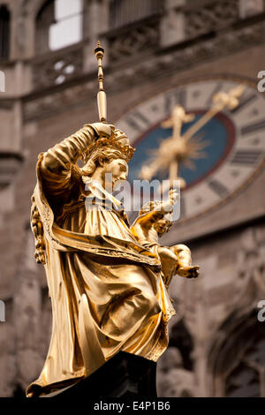 Jungfrau Maria auf die Mariensäule und das neue Rathaus-Uhr auf dem zentralen Quadrat Marienplatz in München, Bayern, Deutschland Stockfoto