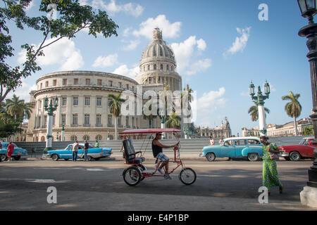 Nationalen Capitol Building mit Velo-Rikscha in Vordergrund, Capitolio, Havanna, Kuba Stockfoto