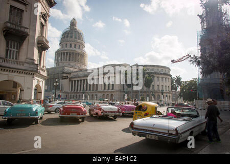 Oldtimer vor National Capitol Building, Capitolio, Havanna, Kuba Stockfoto