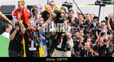 Berlin, Deutschland. 15. Juli 2014. Deutschlands Bastian Schweinsteiger auf der Bühne während des Empfangs der deutschen Nationalmannschaft bei der sogenannten "Fan-Meile" am Brandenburger Tor in Berlin, Deutschland, 15. Juli 2014. Bildnachweis: Dpa picture Alliance/Alamy Live News Stockfoto