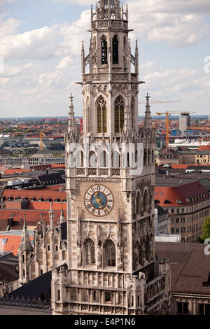 Turm des neuen Rathauses auf dem zentralen Quadrat Marienplatz in München, Bayern, Deutschland Stockfoto